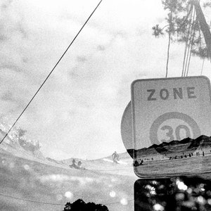 STAMPA ARTISTICA Numerata - Fotografia d'argento - Pronta da incorniciare 30 x 40 cm - Doppia esposizione di onda e cartello stradale - Bianco e nero