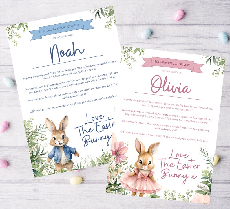 Op de afbeelding: Twee afdrukbare Pasen konijnenkaarten met een konijnenillustratie en een bericht voor Noah en Olivia. De kaarten hebben een blauw en roze kleurenschema met bloemmotieven.