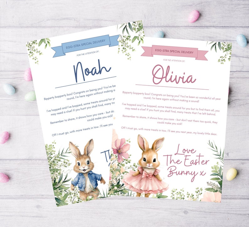 Op de afbeelding: Twee Pasen-kaarten met een blauwe en roze achtergrond. De kaarten tonen een konijn met een mand vol eieren en de tekst "EGG-STRA SPECIAL DELIVERY" en "FOR THE ATTENTION OF". De kaarten zijn gepersonaliseerd met de namen "Noah" en "Olivia".