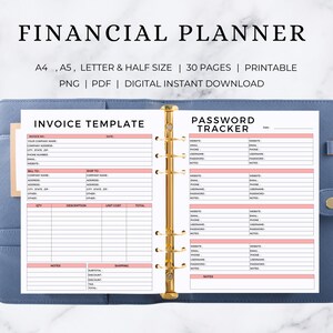 Op de afbeelding: Een printbare financiële planner met een factuurtemplate en een wachtwoordtracker. De planner zit in een blauwe map met gouden ringen. De pagina's zijn wit met roze accenten. De planner is verkrijgbaar in de formaten A4, A5, brief en half formaat.