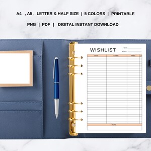 Pu&ograve; includere: Un planner di lista dei desideri stampabile con sezioni per articolo, negozio, prezzo e note. Il planner &egrave; in un raccoglitore blu con anelli dorati.
