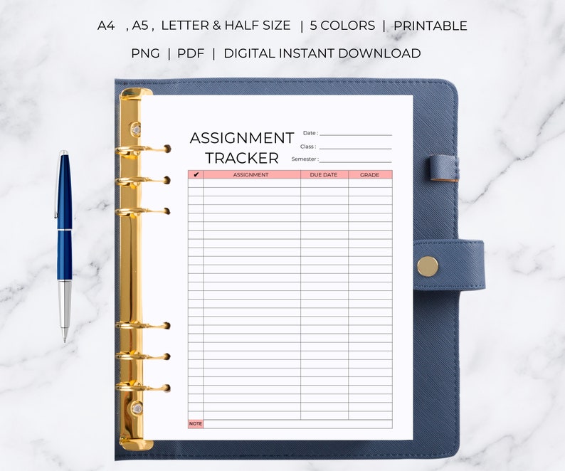 K&ouml;nnte beinhalten: Eine druckbare Aufgabenplaner-Seite mit einer rosa Kopfzeile, auf der "Assignment Tracker" steht. Die Seite ist in Spalten f&uuml;r Aufgabe, F&auml;lligkeitstermin und Note unterteilt. Am unteren Rand der Seite befindet sich ein Platz f&uuml;r Notizen.