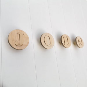 Gancho redondo de madera personalizado: letras o símbolos grabados a medida, perfecto para mochilas y sombreros escolares para niños, disponible en 3 tamaños