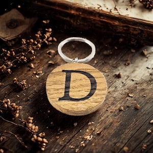 Llavero de madera con inicial personalizado: llavero con monograma grabado personalizado, dije de letra de roble hecho a mano, regalo único para él y para ella