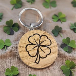 Engraved Four-Leaf Clover Wooden Keychain – Lucky Charm Keyring, Personalized Oak Gift, Handcrafted Good Luck Accessory