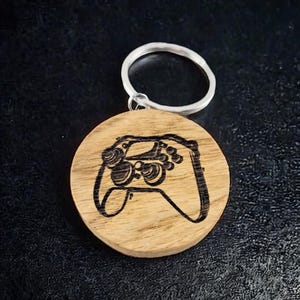 Custom Gaming Controller Wooden Keychain – Engraved Joystick Keyring, Personalized Gamer Gift, Handcrafted Oak Keychain for Video Game Fans