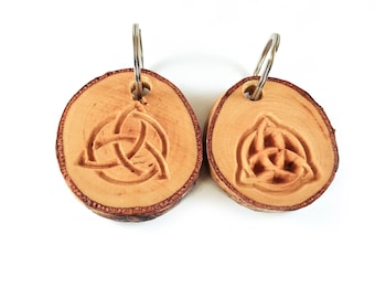 Portachiavi in legno di betulla con triquetra celtica – Portachiavi personalizzato intagliato