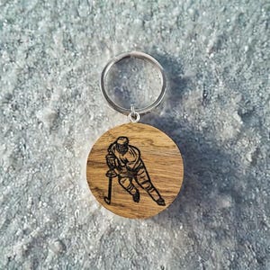 Engraved Ice Hockey Player Wooden Keychain – Custom Sports Gift, Hockey Fan Keyring, Laser Engraved Oak Charm, Personalized Hockey Accessory