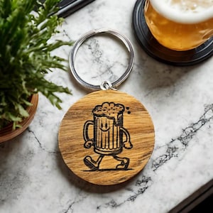 Engraved Beer Mug Wooden Keychain – Funny Beer Lover Gift, Smiling Beer Stein with Foam, Walking Mug Design, Handcrafted Oak Keyring