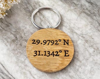 Llavero de madera con coordenadas personalizadas: llavero con ubicación grabada, regalo de coordenadas GPS personalizadas, recuerdo de lugar especial
