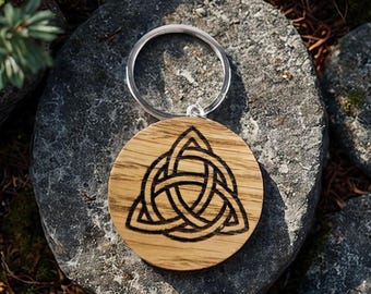 Portachiavi in quercia con triquetra incisa – Amuleto con nodo celtico, ricordo pagano