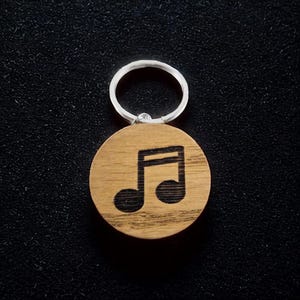 Custom Eighth Notes Wooden Keychain – Engraved Musical Note Keyring, Personalized Gift for Music Lovers, Handcrafted Oak Keychain
