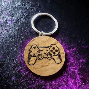 Custom Gaming Controller Wooden Keychain – Engraved Joystick Keyring, Personalized Gift for Gamers, Oak Keychain for Video Game Lovers