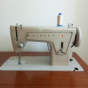 Singer 267 sewing machine/Vintage Singer Sewing Machine with Mid Century Modern Case.Fully Working Condition. 1950&#39;s-60&#39;s Design! Space Age!