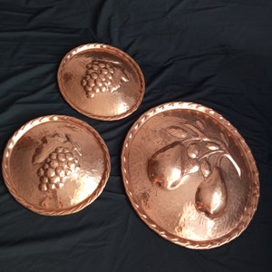 Vintage großer Kupferteller (3 Stück), antikes Kitchenalia-Kochgeschirr, Küchenaccessoire, Wandbehang.