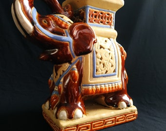 Elefanten Statue 25cm. Vintage glasierte Keramik Elefant Figur mit geschliffenen Löchern. Blumentopf im Chinoiserie-Stil. Ornament handgemacht