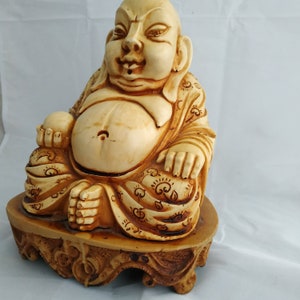 Vintage sitzende Buddha-Sammelfigur aus Kunstharz (21 cm und Gewicht 2,9 kg), 1960. Glücklicher Buddha, großer Buddha aus Kunstharz, geschnitzter großer Buddha, Figur,