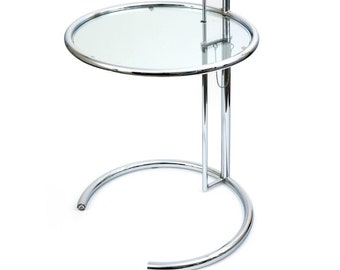 Mesa auxiliar de cromo y vidrio atribuida al E-1027 diseñado por Eileen Gray. Mesa auxiliar minimalista de altura ajustable en vidrio y cromo