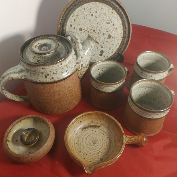 Rare années 1960, ensemble d’argile! Théière trois tasses trois assiettes chandelier et bateau sauce! Danemark, design de poterie danoise, bouilloire en céramique vintage