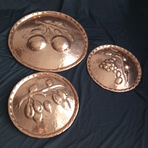 Vintage großer Kupferteller (3 Stück), antikes Kitchenalia-Kochgeschirr, Küchenaccessoire, Wandbehang.