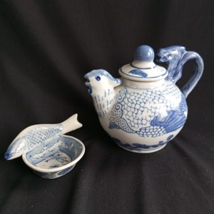 Kleine asiatische blau-weiße Teekanne. Antikes blaues und weißes Porzellan. Chinesische Teekanne, Drachenmotiv aus Porzellan,