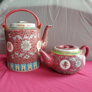 Théière en porcelaine vintage (2) avec théière chinoise polychrome framboise Mun Shou de style Chinoiserie / Théière chinoise Famille Rose