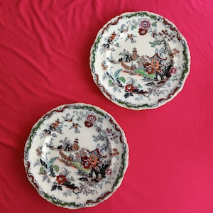 Dinerbord 2 stuks. Een Ashworth antiek Chinoiserie-patroon. Vintage Ironstone-bord