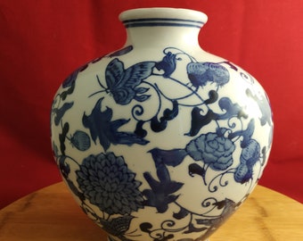 Old Chinese blue and white vase in great condition