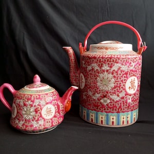 Two charming Chinese teapots/Chinese vase with hand-painted Mun Shou decor and ceramics Asian Mun Shou Pink Famille Rose Asian Pink/