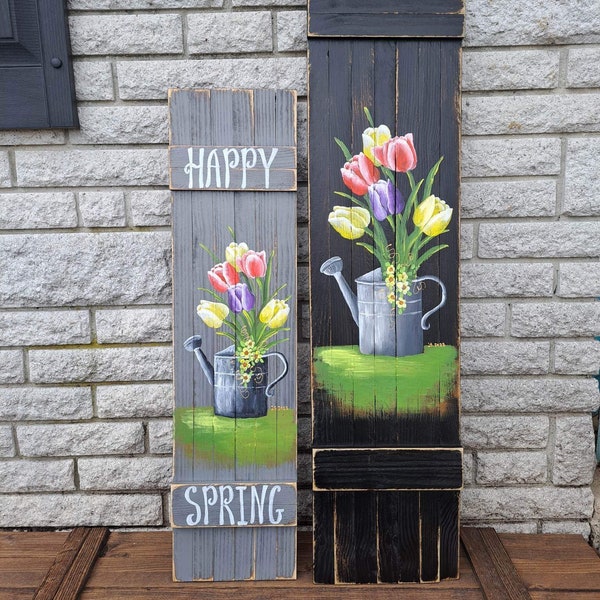 Tulipes de printemps dans un arrosoir. Appui-porte peint à la main pour la décoration de Pâques et du printemps. Enseigne pour volet en bois à lamelles de gardien de porche