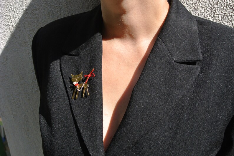 Cat Brooch Kitty Brooche Square pin Cute Cat design Bronze Bronze brooches Mother day gift Handmade jewerly Woman Stones Cool Coral stone