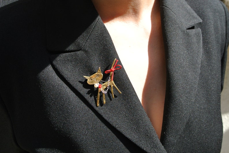 Cat Brooch Kitty Brooche Square pin Cute Cat design Bronze Bronze brooches Mother day gift Handmade jewerly Woman Stones Cool Coral stone