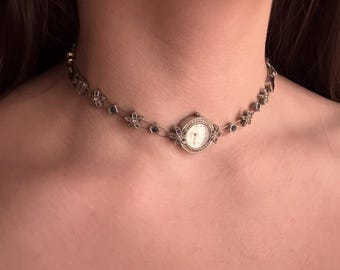 Horlogechoker met sierlijke bloemen