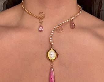Collar con reloj de diamantes rosas