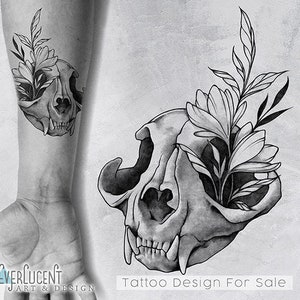 Op de afbeelding: Zwart-wit tattoo ontwerp van een schedel met bloemen die uit de oogkas groeien. De tekst "Tattoo Design For Sale" staat onderaan de afbeelding.
