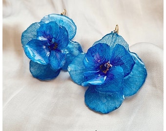 Boucle d’oreille époxy Beaux bijoux Boucle d’oreille en résine pétale Fleur d’hortensia bleue Accessoires de mariage Bijoux de mariée Faits à la main artisanat unique Femmes