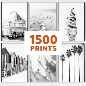 Könnte beinhalten: Ein Set aus sechs Schwarzweiß-Bildern in Rahmen mit verschiedenen Strandszenen, darunter ein Vintage-Van, Strandbesucher, ein Eis am Stiel, Strandhütten, Surfer und Palmen. Der Text "1500 PRINTS" ist in Orange dargestellt.