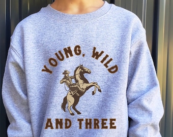 Camiseta con gráfico del oeste para jóvenes, salvajes y de tres años Camiseta del oeste para niños pequeños Camiseta de caballo para niños pequeños Camiseta de caballo para niños Camiseta de vaquera Rodeo
