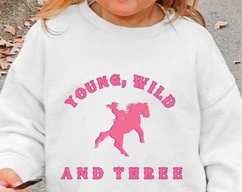 Camiseta con gráfico del oeste para jóvenes, salvajes y de tres años Camiseta del oeste para niños pequeños Camiseta de caballo para niños pequeños Camiseta de caballo para niños Camiseta de vaquera Rodeo