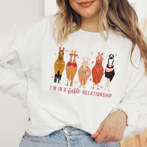 Valentines Day Horse Sweatshirt Horse Sweater for Women Horse Gifts Horse Shirt Equestrian Valentine Horse Crewneck Lover Gift Sweat Shirts zdjęcie 3