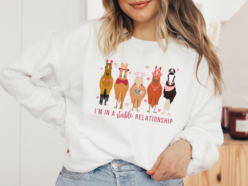 Valentines Day Horse Sweatshirt Horse Sweater for Women Horse Gifts Horse Shirt Equestrian Valentine Horse Crewneck Lover Gift Sweat Shirts zdjęcie 3
