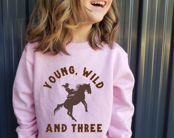 Camiseta con gráfico del oeste para jóvenes, salvajes y de tres años Camiseta del oeste para niños pequeños Camiseta de caballo para niños pequeños Camiseta de caballo para niños Camiseta de vaquera Rodeo