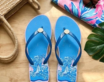 Japonki kąpielowe Lilly Pulitzer w kolorze niebiesko-różowym z nadrukiem marynistycznym, rozmiar [wstaw rozmiar], złoty medalion, pasek Jelly Strap, odzież plażowa