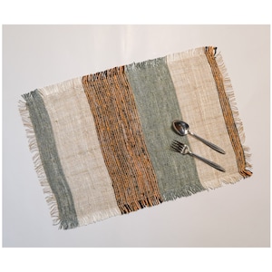 Handgemachtes, handgewebtes Tischset aus grauer, weißer, brauner und natürlicher Baumwolle. 33x48cm Boho gestreiftes Tischset. Esstischwäsche