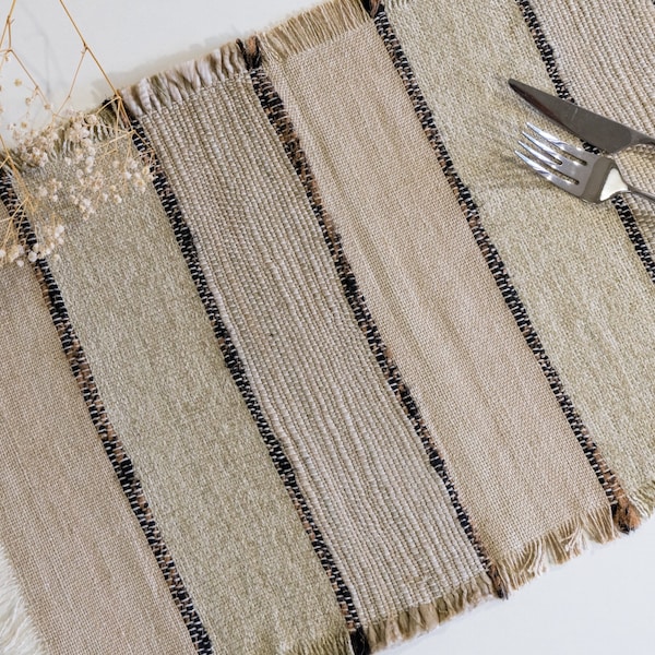 Raya Natural. Mantel individual de lino de algodón hecho a mano de 13"x19". Salvamantel en tonos beige, natural y marrón. Ropa de mesa bohemia
