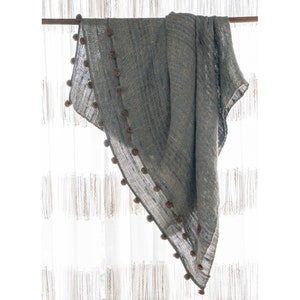 Paradisio grau 51&quot;x67&quot; handgewebt, handgewebt, handgefertigt strukturierter dekorativer Baumwollwurf/ Karo. Grau Pom-Pom Boho Decke Sofawurf Modern Wohndeko