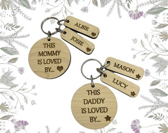Regalo de Navidad personalizado Este papá de mamá es amado por, llavero de madera personalizado para papá abuelo mamá niñera regalo