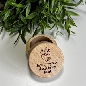 Könnte beinhalten: Holzkiste mit einem Pfotenabdruck-Herz und der Inschrift "Alfie Once by my side always in my heart".