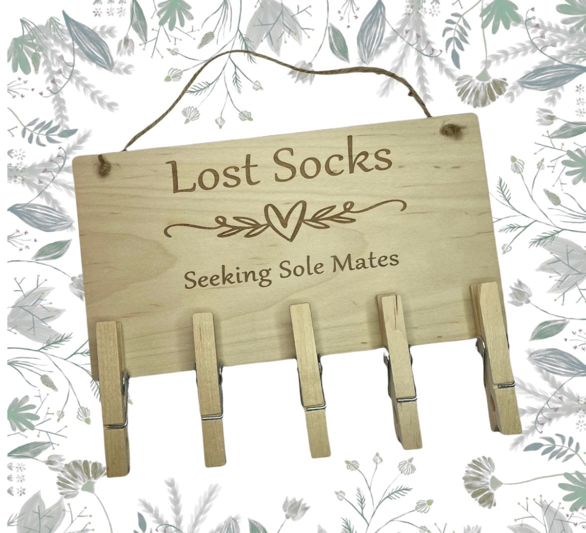Lonely Socks Seeking Sole Mates - Targa In Legno Con Pioli E Mollette - 40x21 Cm - Organizzatore Simpatico Per Calzini Spaiati - 2