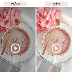 Op de afbeelding: Een witte keramische mok met een roze bloem die op de schuimende koffie in de mok drijft. Een gouden lepel rust op de rand van de mok. De mok staat op een wit schoteltje met een gouden rand. Op de achtergrond is een boeket roze bloemen te zien.
